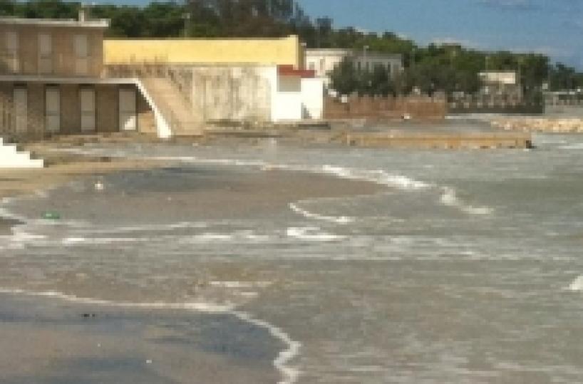 La furia del mare flagella il litorale