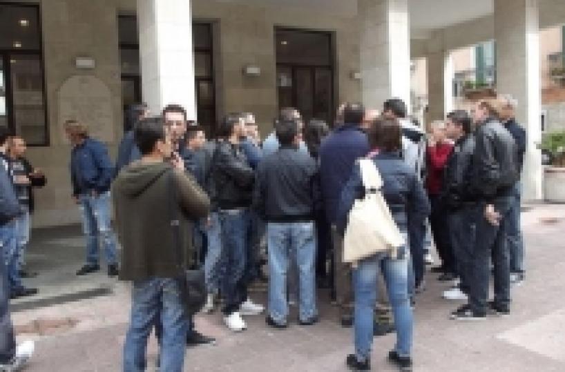 A Barletta la protesta dei piccoli imprenditori tessili: «Siamo stremati»