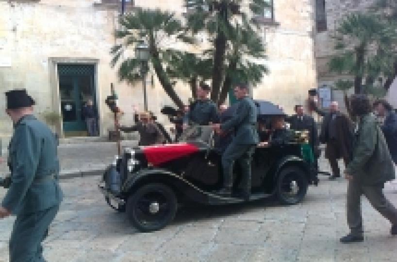 Maglie, camionette e gerarchi fascisti in piazza Aldo Moro