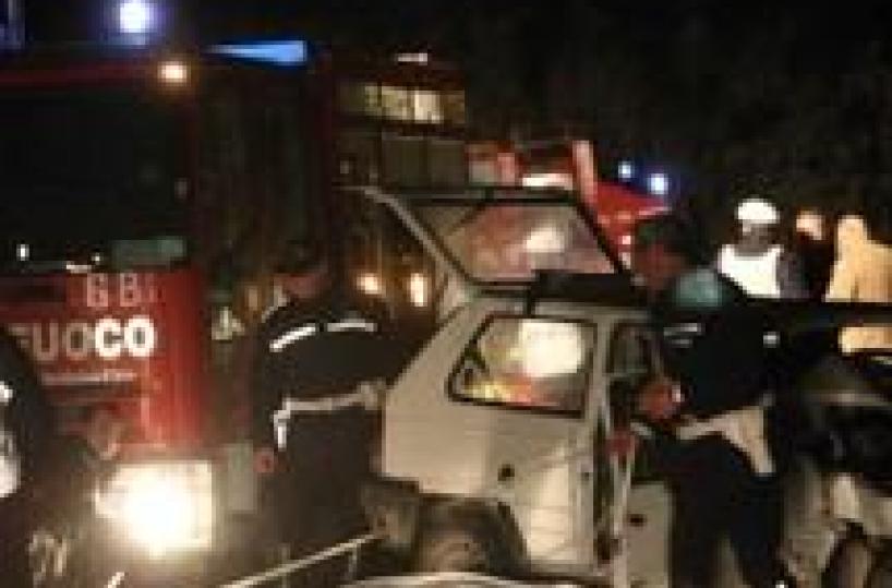 Altamura, auto contro alberomuore 21enne, 4 feriti gravi