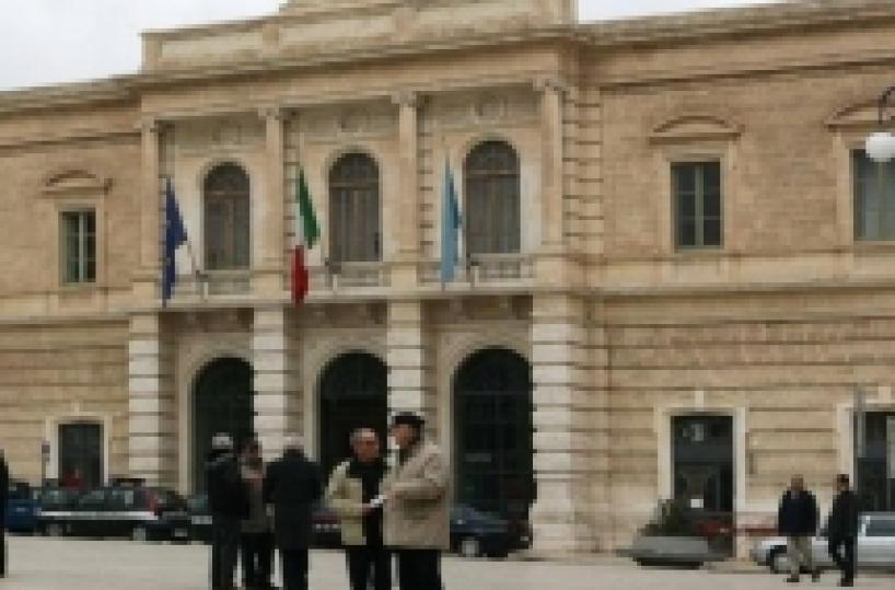 Uffici isolati per telefoni rotti e il Comune di Fasano non ha soldi per ripararli