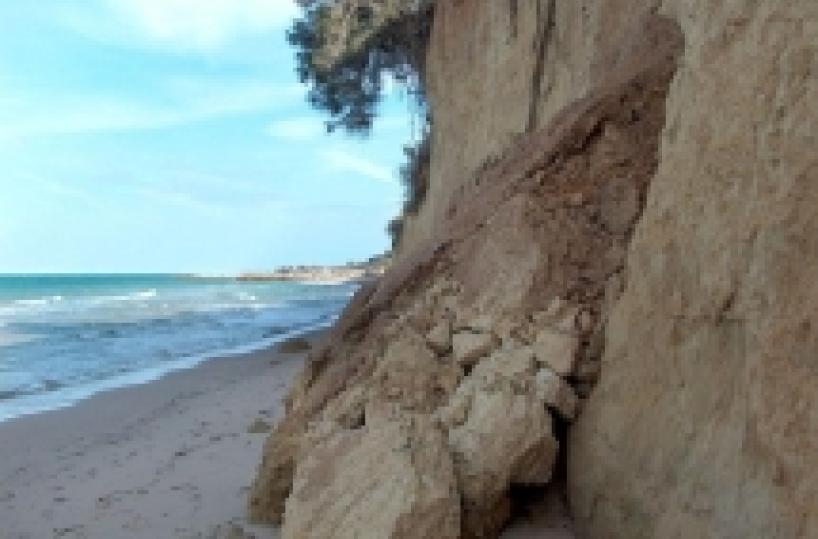 Erosione costiera a Brindisi Consolidamento della falesia la Regione blocca i progetti 