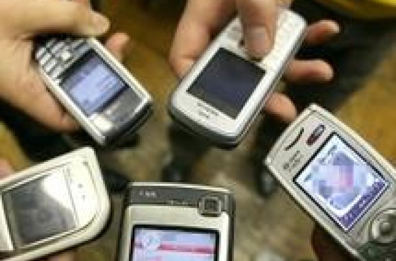 Ore al cellulare per 20 anni, si ammala