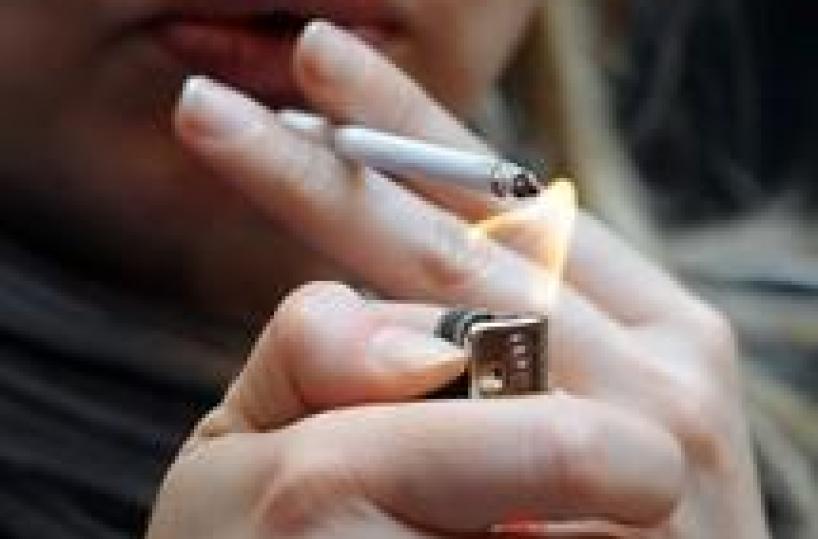 Bari, il sindaco firma l'ordinanza anti cicche: no alla città sporca
