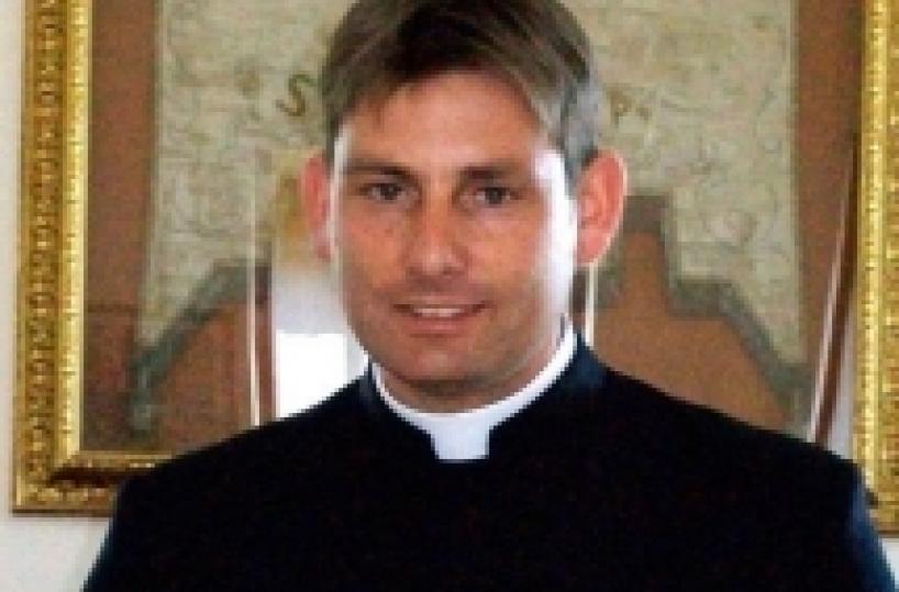 Novello don Matteo a Specchia Sacerdote-sceriffo incastra ladro e lo fa arrestare Il personaggio: un colosso di bontà