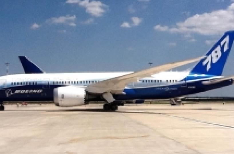 Atterrato a Grottaglie il primo Boeing 787 «prodotto» in Puglia