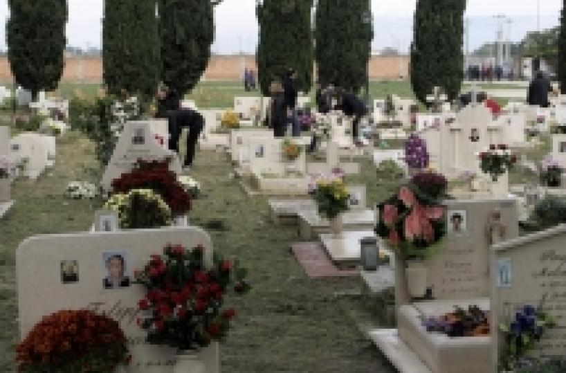 Il cimitero è sacro no alle «scosciate»