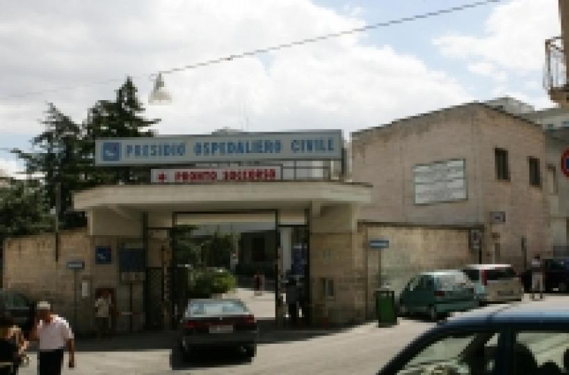 Picchi portinaio dell'ospedalee lo manda al pronto soccorso