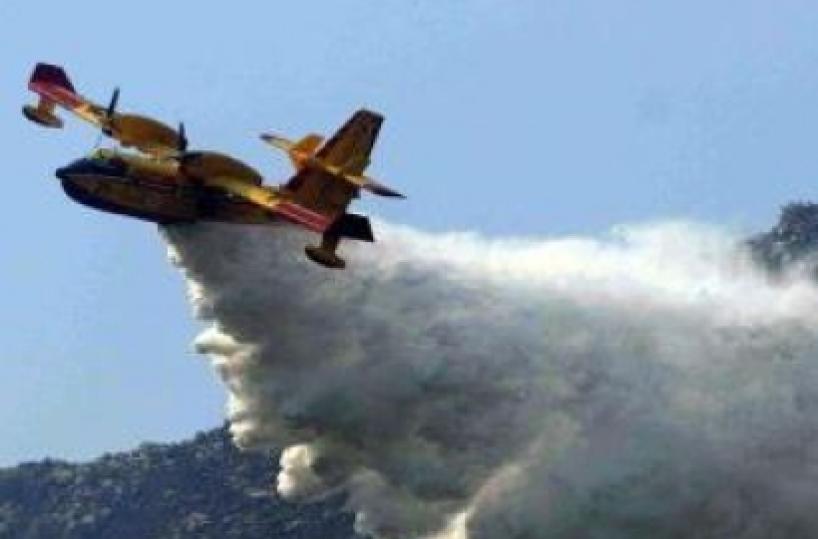 Incendio alle porte di Lecce: in azione due canadair 