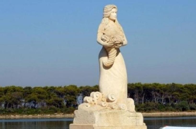 Porto Cesareo, statua della Arcuri: 6 indagati anche il sindaco