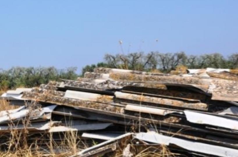 Rifiuti speciali sotterrati  in campagna a Mola di Bari