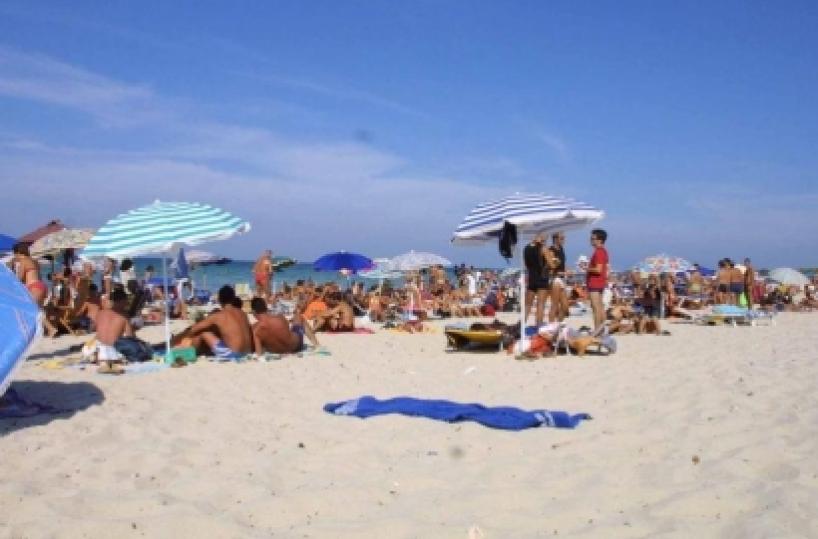 Dipendente pubblico in malattia fa l'ambulante in spiaggia