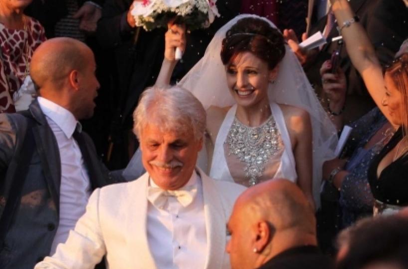 Placido si sposa in chiesa folla e confetti a Cisternino E Al Bano cant&ograve; a rito finito
