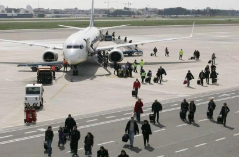 AirOne taglia voli penalizzati scali di Brindisi e Bari