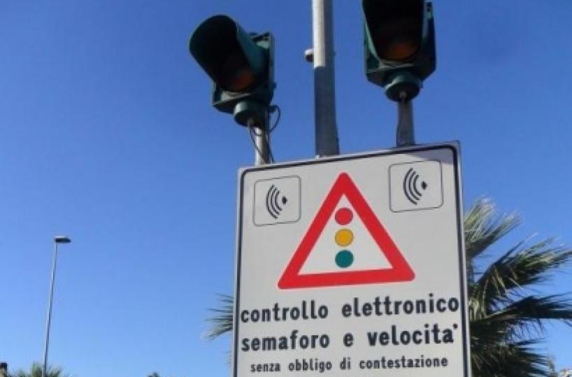 Quel semaforo «intelligente» che multa soltanto i forestieri