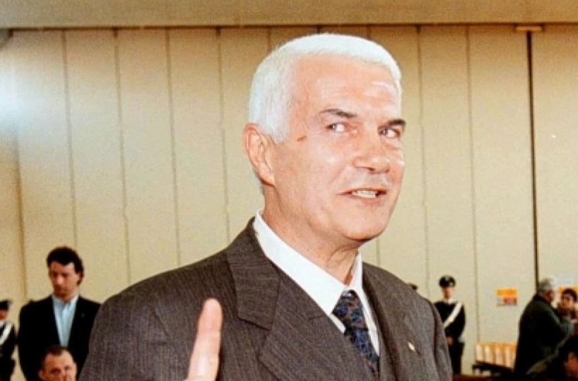 Brindisi, aveva matita lanciarazzi: denunciato neofascista Franco Freda