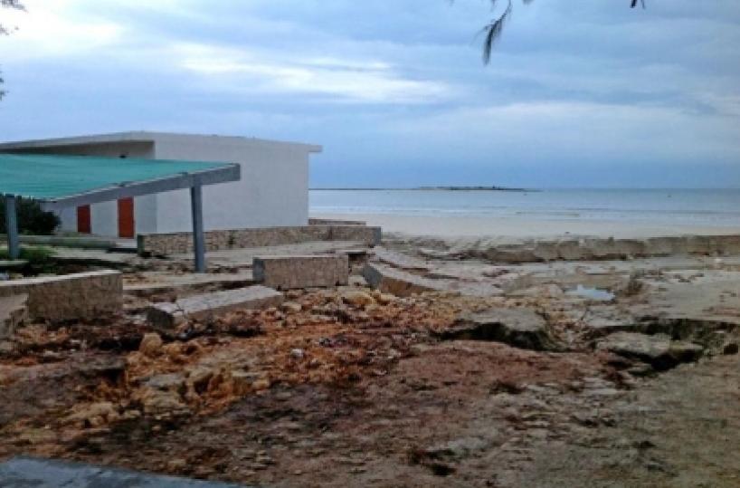 Stravolta dalla pioggia la spiaggia di S. Isidoro