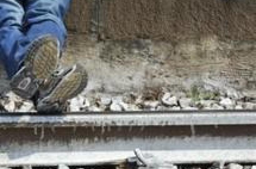 Muore sotto treno la vigilia di Natale