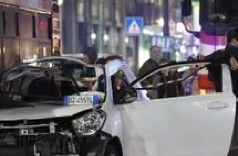 Esplode auto con botti a Napoli,2 feriti