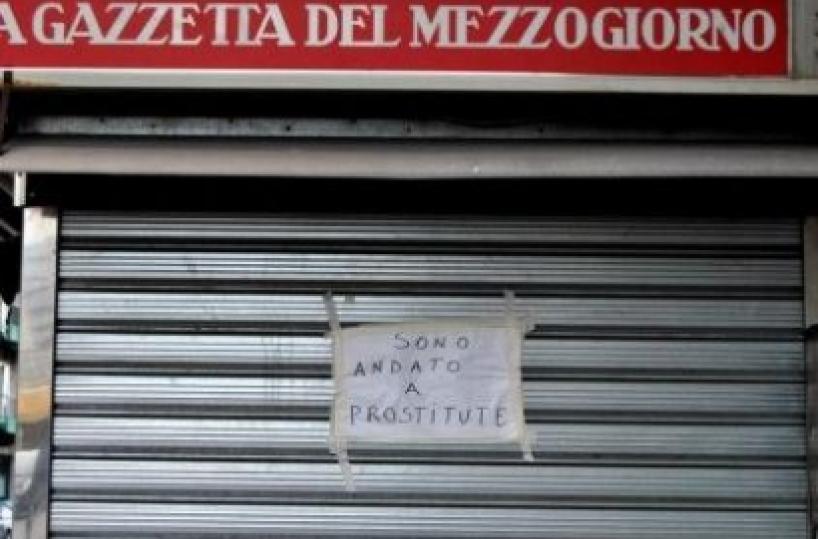 Bari, chiude l'edicola e mette un cartello «Vado a prostitute»