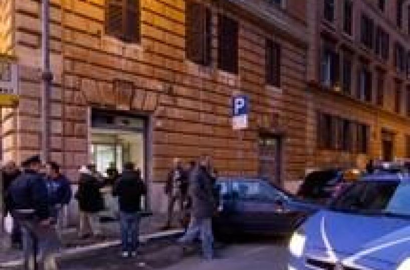 Teorizza furti in libro e poi li fa