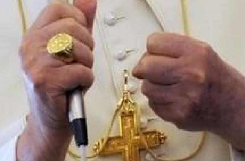 Jeweler pleads for break from tradition to save pope's ring