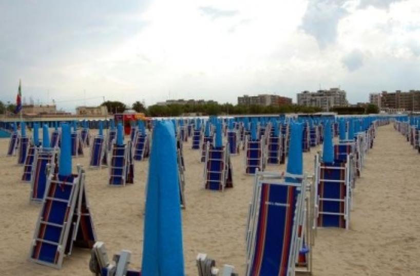 Concessioni turistiche su demanio marittimo: normativa interna o legislazione europea? Decide la plenaria