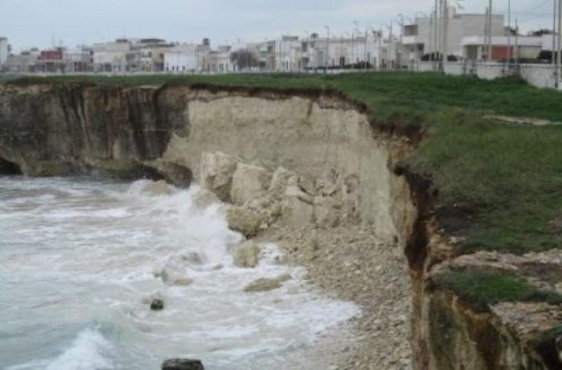 San Foca, crolla la scogliera transenne e divieti su litorale