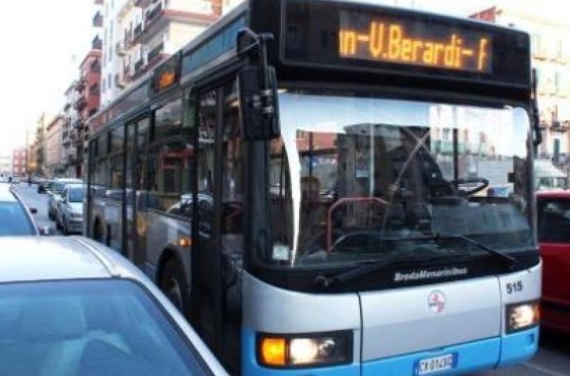 Bottiglia ghiacciatacontro bus a Tarantosfondato parabrezza