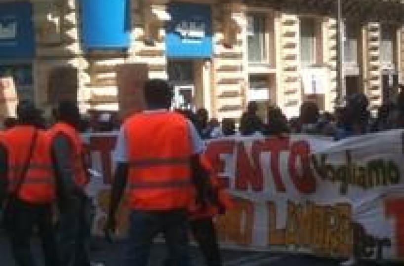 Immigrants march for citizen's wages in Naples