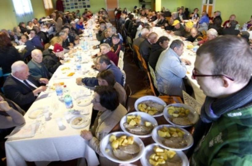 Bari, la mensa dei disperati accoglie «insospettabili» «Eravamo il ceto medio, ora non abbiamo più da vivere»