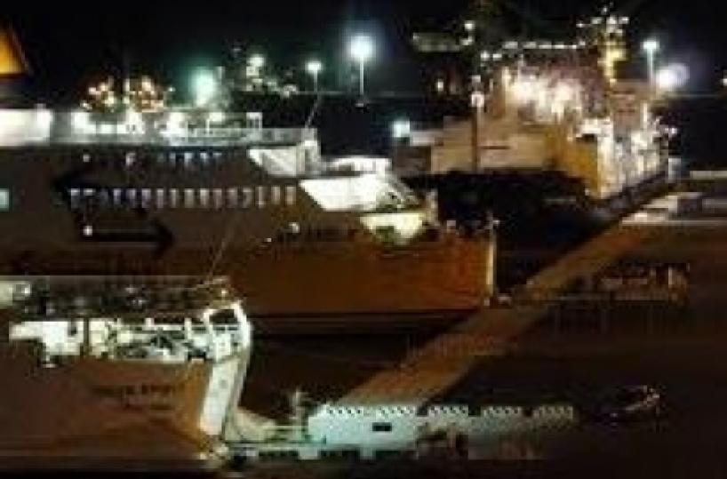 Brindisi, sostanza rossastra in superficie emergenza al porto