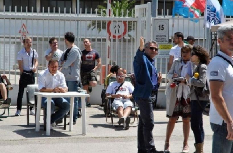 Bari, lavoratori Om impediscono uscita macchinari dall'azienda I sindacati: vogliono portar via la speranza 