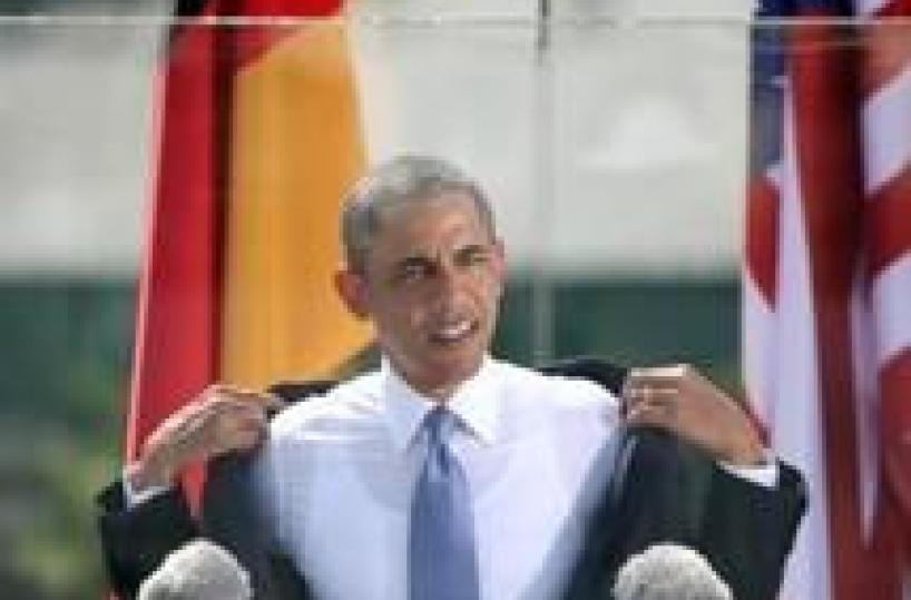 Obama si leva giacca in discorso Berlino