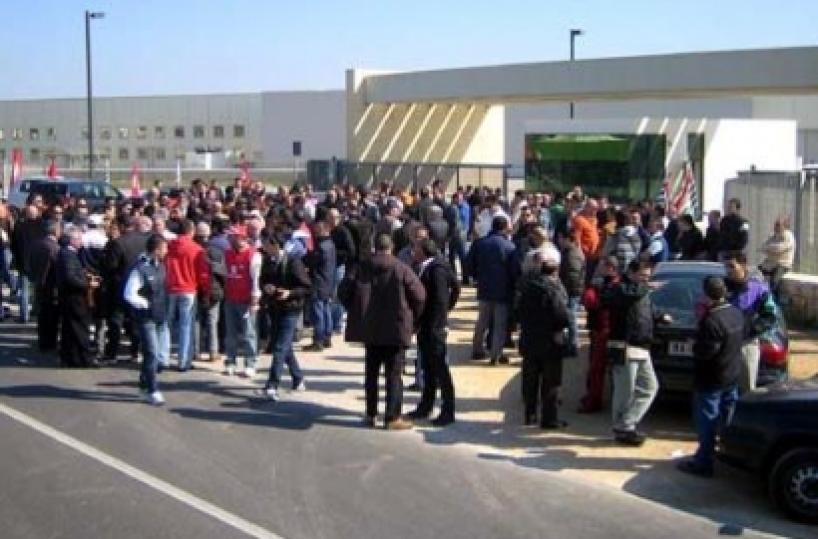 Natuzzi, operai protestanodavanti alla sede di Santeramo