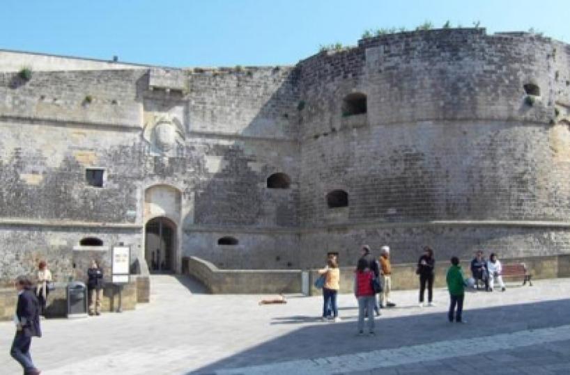Otranto, donna precipita dai bastioni del Castello davanti gli occhi del sindaco