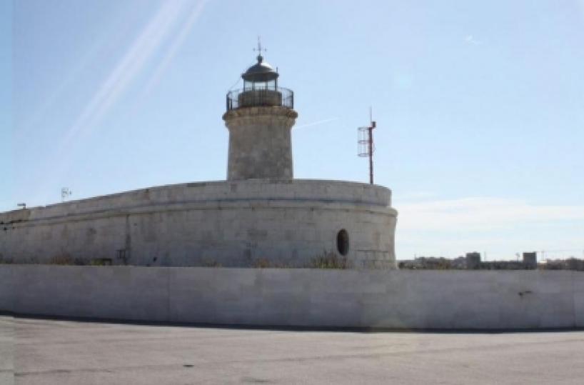 Bari, sul molo borbonico il vecchio faro rivivrà