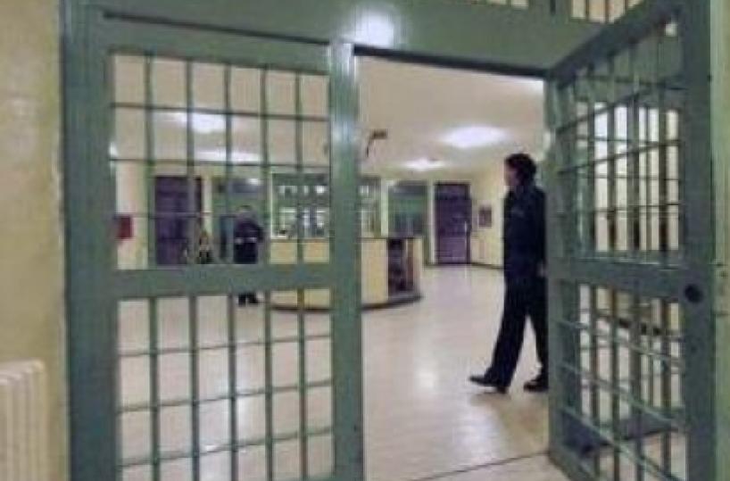 Dà fuoco a cella al Fornelliarrestato a Bari un 19enne