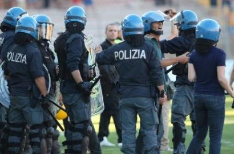 Lanciano bombe carta al termine della partita tra Lecce e Inter: due poliziotti feriti