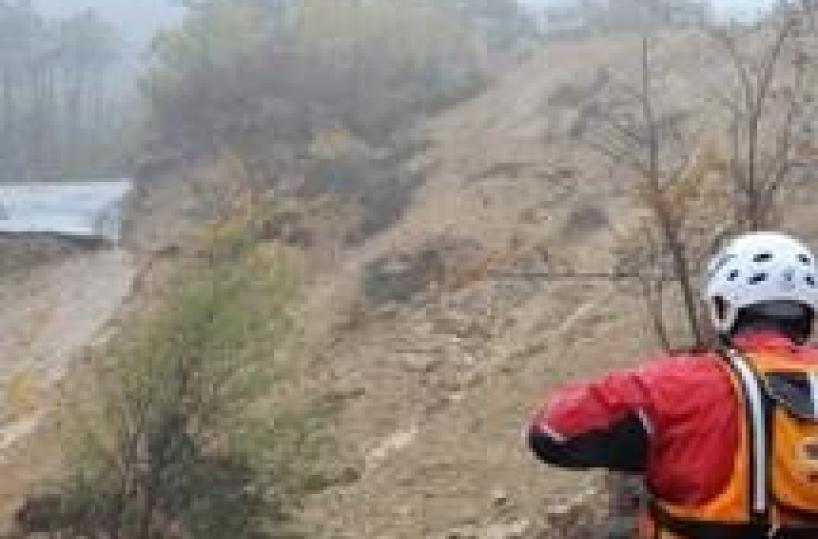Turista cade con mountain bike da scogliera Salento e muore