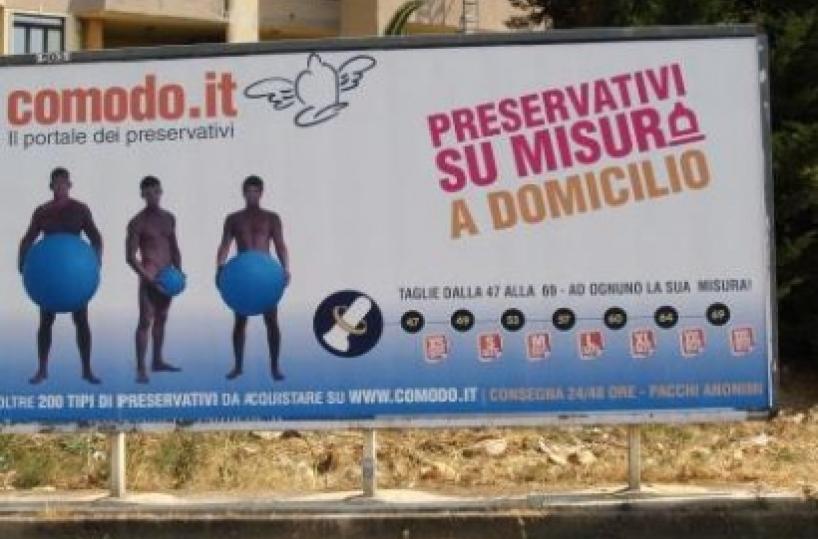 Bari, bei giovanotti nudi su cartellone pubblicità per condom a domicilio