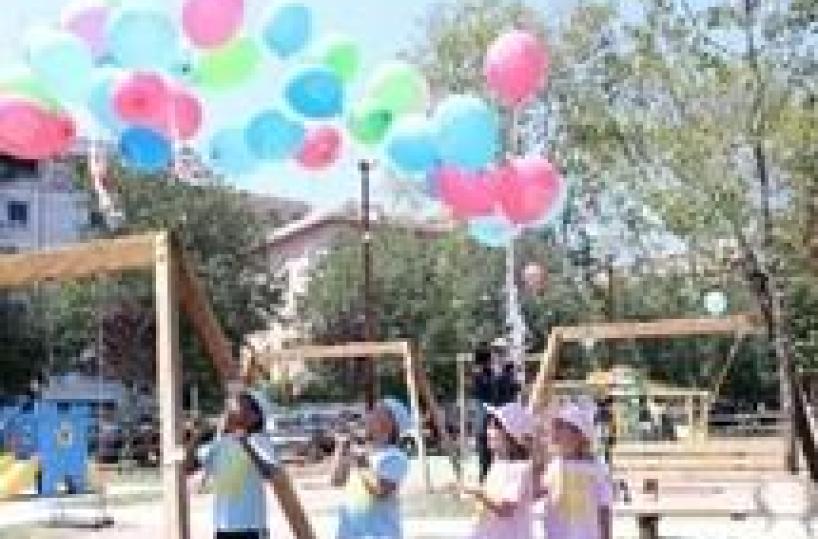 Donne nude fanno l'amore in parco giochi