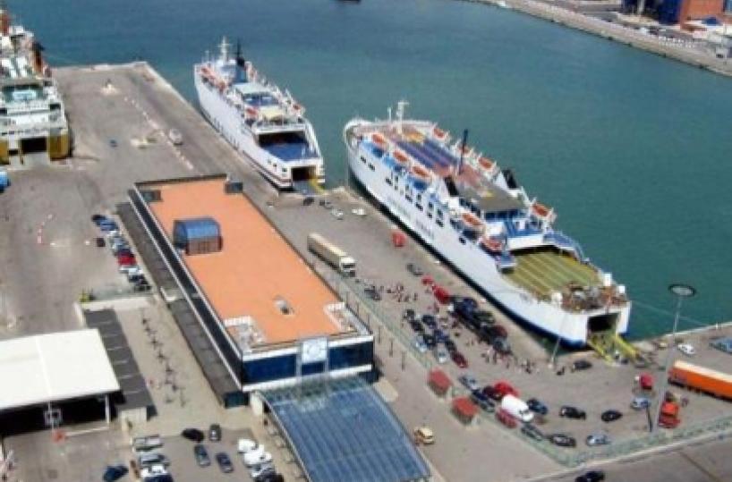 Bari, forte vento fa chiudere il porto: 3 navi bloccate a largo