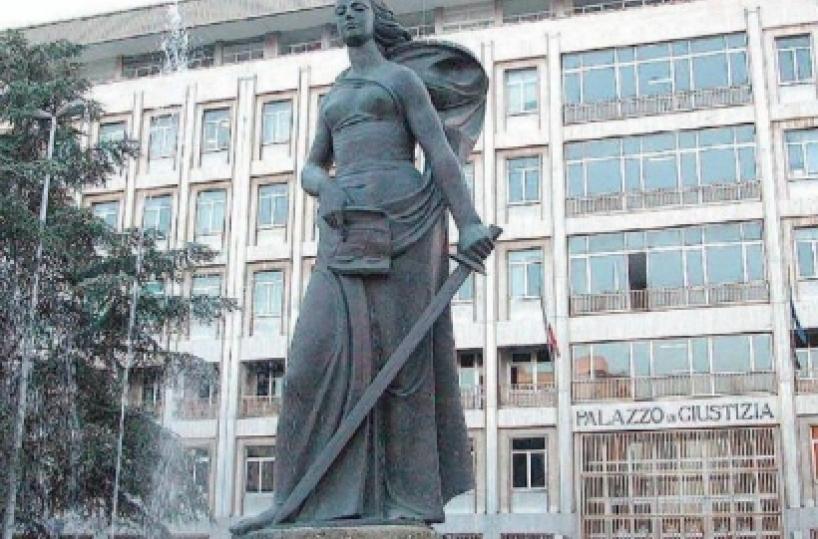 «Licenziata per il piercing» Ma il giudice è contrario e la condanna alle spese