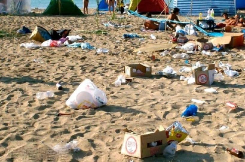 La spiaggia per i disabili è diventata una discarica