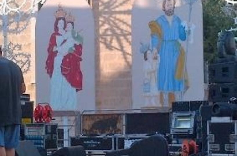 Capurso, la cantante ordina: «Togliete quei santi dal mio palco»