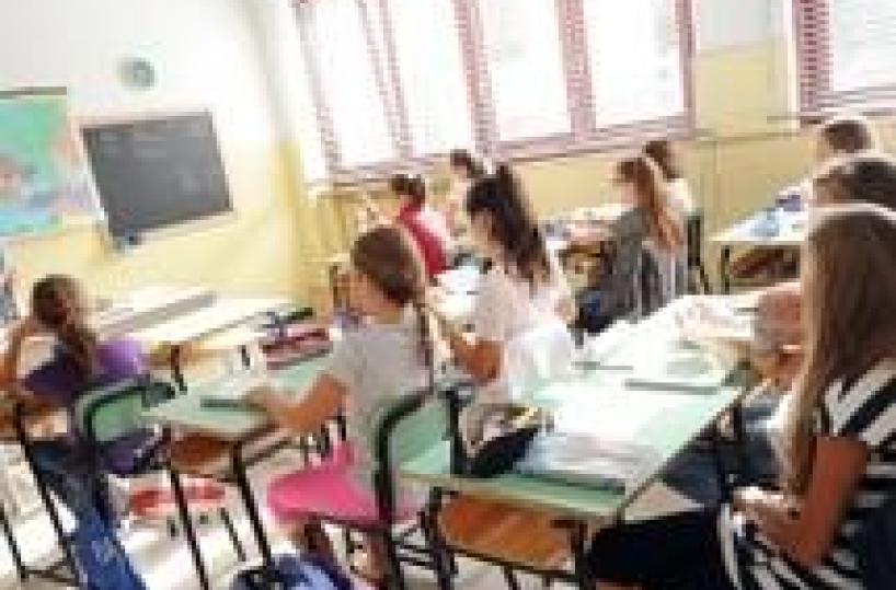 Parents yank kids from school over Roma peers
