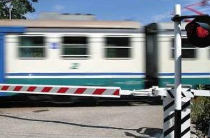 Salice Salentino, auto investita da treno dopo aver divelto sbarre passaggio a livello: automobilista ferito