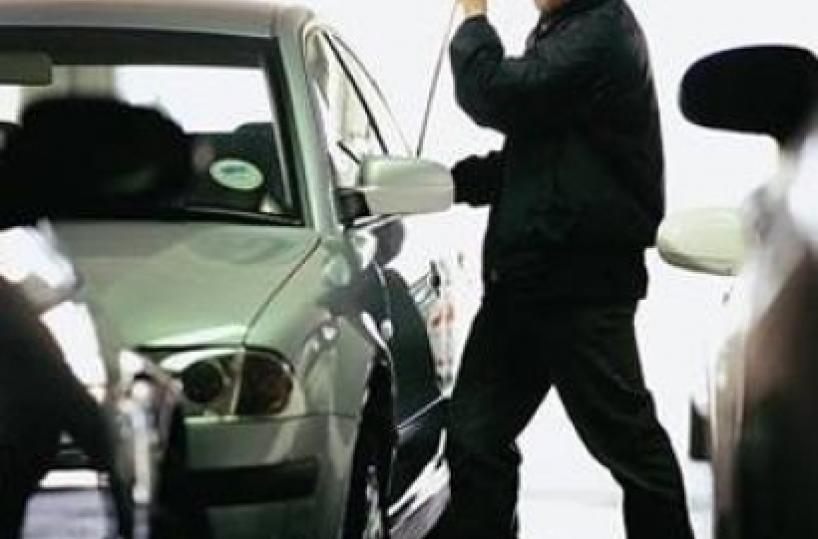 Dimentica la chiave e gli rubano l'auto «Niente rimborso»