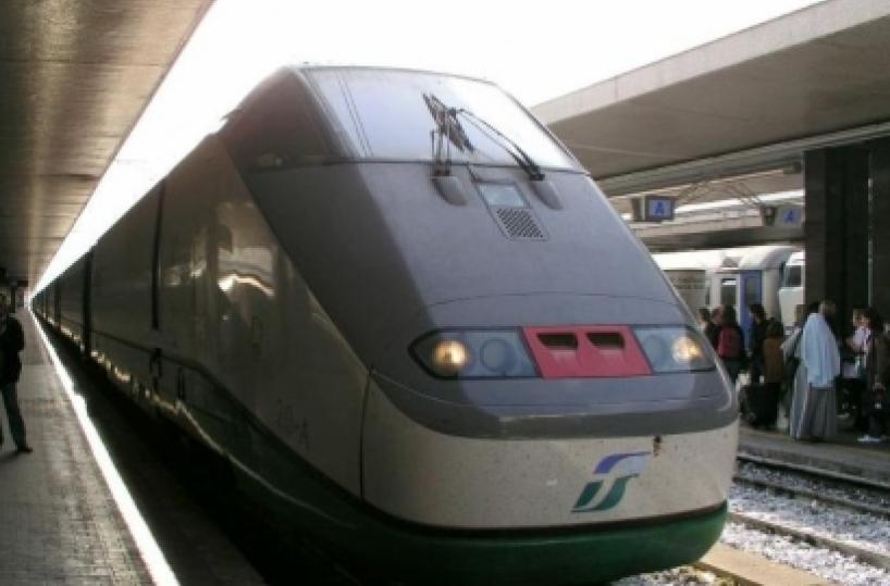 Bari, treno Eurostar Venezia-Lecce fermo sui binari per un guasto
